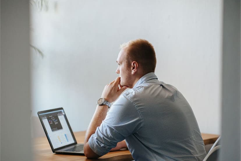 Simon Reinkober vor einem Laptop an einem Schreibtisch